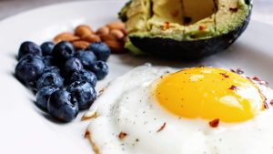 High-protein breakfast with egg and blueberries — protecting muscle on GLP-1 medications