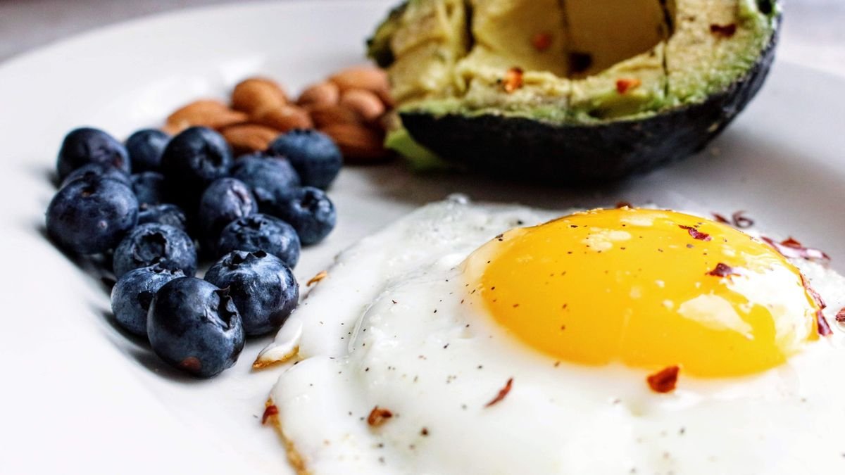 High-protein breakfast with egg and blueberries — protecting muscle on GLP-1 medications